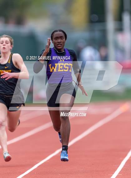 Thumbnail 2 in Harold Scott Invitational (200 Meter) photogallery.