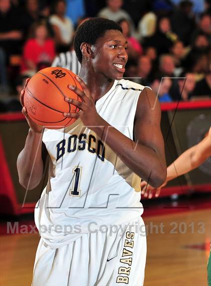 Thumbnail 3 in St. John Bosco @ Long Beach Poly (Nike Extravaganza) photogallery.