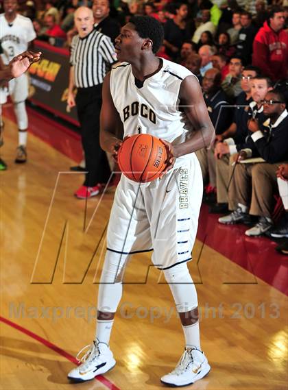 Thumbnail 3 in St. John Bosco @ Long Beach Poly (Nike Extravaganza) photogallery.