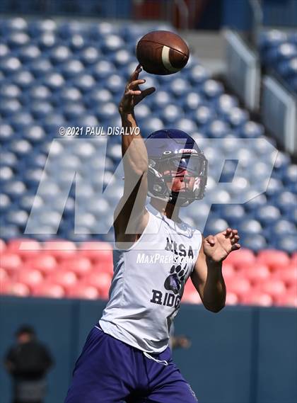 Thumbnail 3 in Mesa Ridge vs. Columbine (Denver Broncos 7-on-7) photogallery.