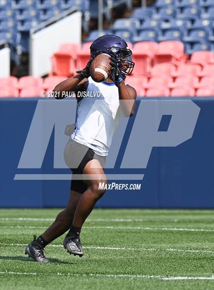 Thumbnail 2 in Mesa Ridge vs. Columbine (Denver Broncos 7-on-7) photogallery.