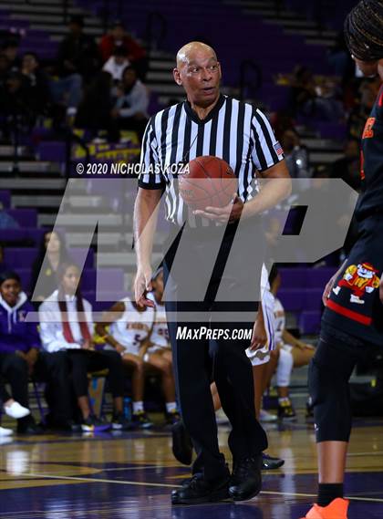 Thumbnail 3 in Dominguez vs. Lynwood photogallery.
