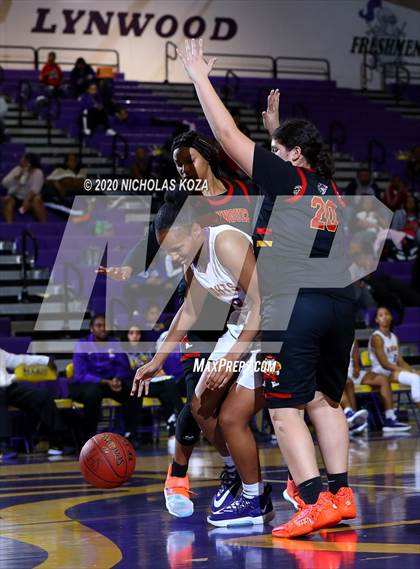 Thumbnail 3 in Dominguez vs. Lynwood photogallery.