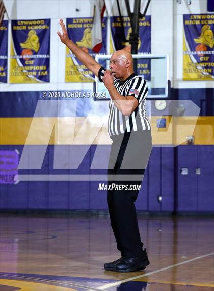 Thumbnail 3 in Dominguez vs. Lynwood photogallery.