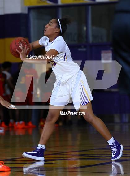 Thumbnail 3 in Dominguez vs. Lynwood photogallery.