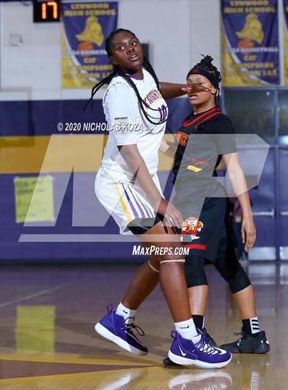 Thumbnail 3 in Dominguez vs. Lynwood photogallery.