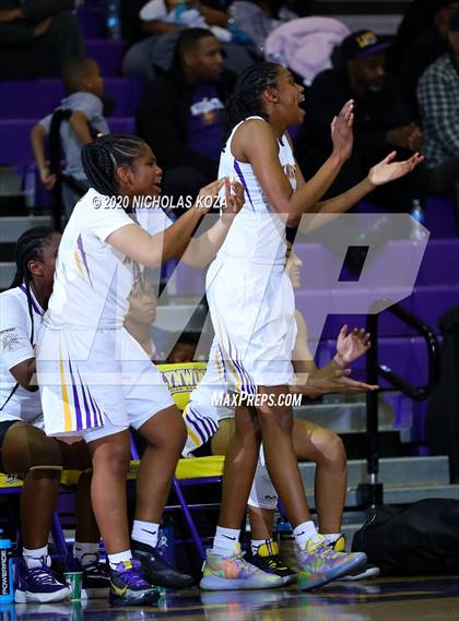 Thumbnail 3 in Dominguez vs. Lynwood photogallery.