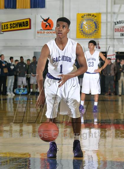 Thumbnail 2 in Archbishop Riordan vs. Sacramento (60th Gridley Invitational) photogallery.