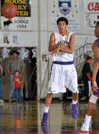 Thumbnail 1 in Archbishop Riordan vs. Sacramento (60th Gridley Invitational) photogallery.