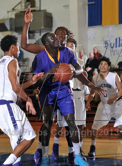 Thumbnail 3 in Archbishop Riordan vs. Sacramento (60th Gridley Invitational) photogallery.