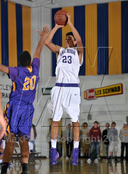 Thumbnail 3 in Archbishop Riordan vs. Sacramento (60th Gridley Invitational) photogallery.