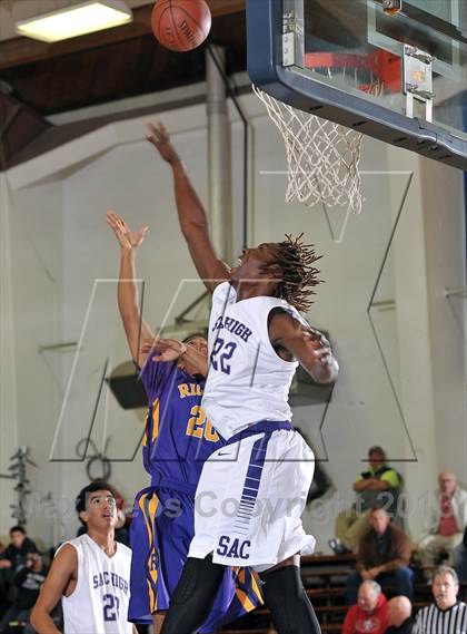 Thumbnail 2 in Archbishop Riordan vs. Sacramento (60th Gridley Invitational) photogallery.