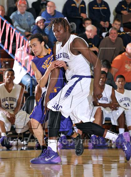 Thumbnail 3 in Archbishop Riordan vs. Sacramento (60th Gridley Invitational) photogallery.