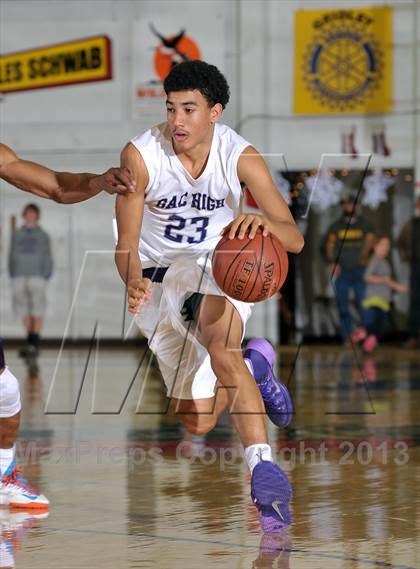 Thumbnail 2 in Archbishop Riordan vs. Sacramento (60th Gridley Invitational) photogallery.