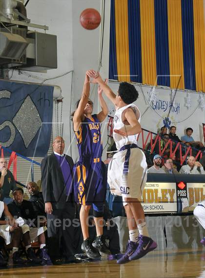 Thumbnail 2 in Archbishop Riordan vs. Sacramento (60th Gridley Invitational) photogallery.