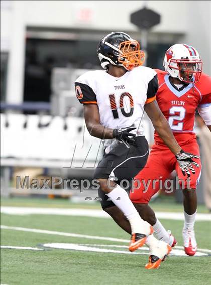Thumbnail 3 in Cocoa vs. Skyline (Kirk Herbstreit National Kickoff Classic) photogallery.