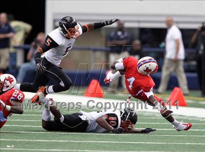 Thumbnail 3 in Cocoa vs. Skyline (Kirk Herbstreit National Kickoff Classic) photogallery.