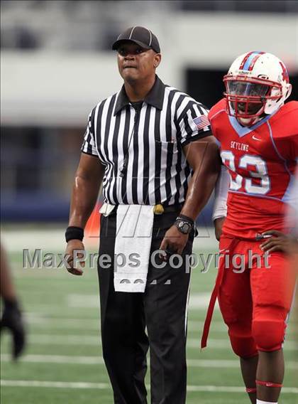 Thumbnail 1 in Cocoa vs. Skyline (Kirk Herbstreit National Kickoff Classic) photogallery.