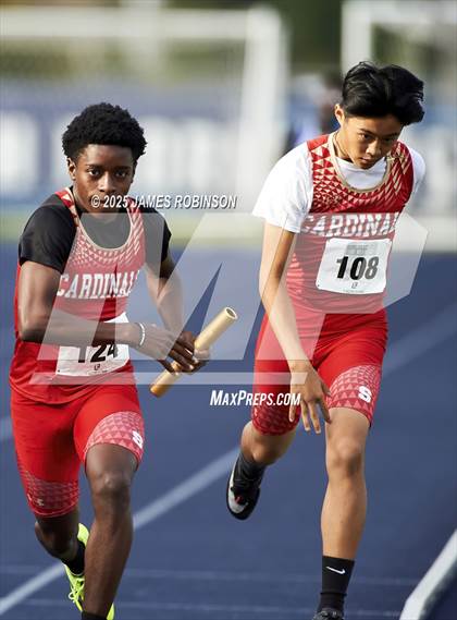 Thumbnail 2 in River City Relays (4x400m) photogallery.