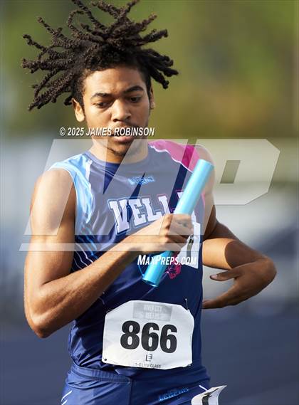 Thumbnail 3 in River City Relays (4x400m) photogallery.