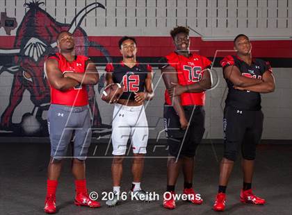 Thumbnail 1 in Cedar Hill (2016 Preseason Top 25 Early Contenders Photo Shoot)  photogallery.
