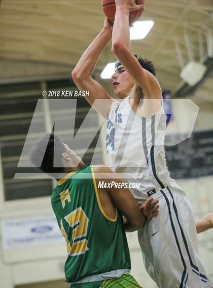 Thumbnail 3 in Royal @ Camarillo photogallery.