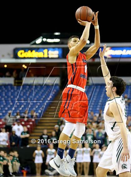 Thumbnail 3 in De La Salle vs. Modesto Christian (CIF NorCal Regional Open Division Final) photogallery.