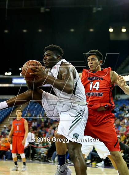 Thumbnail 2 in De La Salle vs. Modesto Christian (CIF NorCal Regional Open Division Final) photogallery.
