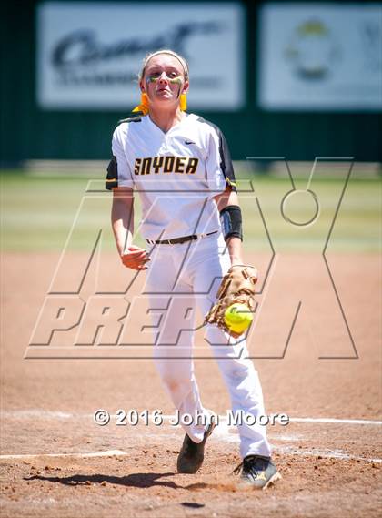 Thumbnail 3 in Snyder vs Seminole (UIL 4A Playoffs) photogallery.