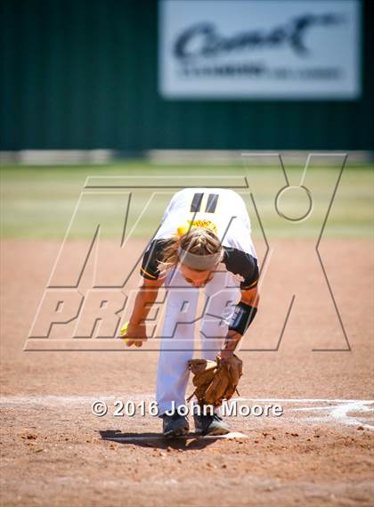 Thumbnail 2 in Snyder vs Seminole (UIL 4A Playoffs) photogallery.