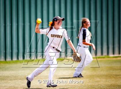 Thumbnail 2 in Snyder vs Seminole (UIL 4A Playoffs) photogallery.