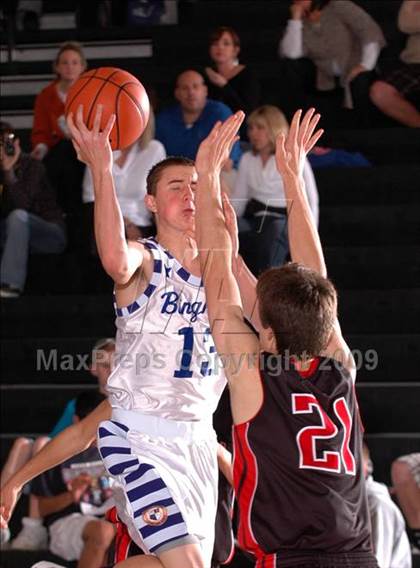 Thumbnail 2 in La Jolla vs. Bingham (MaxPreps Holiday Classic) photogallery.