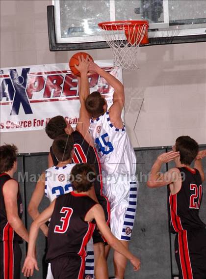 Thumbnail 3 in La Jolla vs. Bingham (MaxPreps Holiday Classic) photogallery.