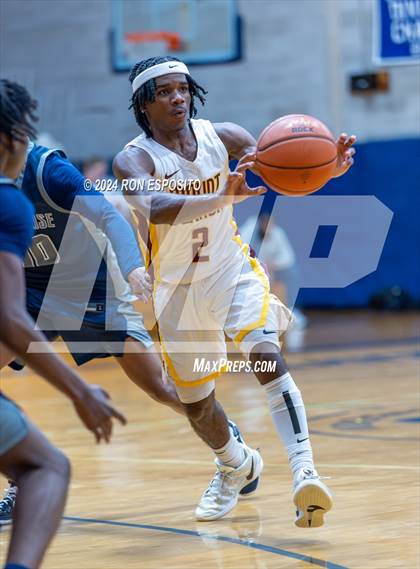 Thumbnail 3 in Mount Vernon vs Hillhouse (New York Holiday Invitational) photogallery.