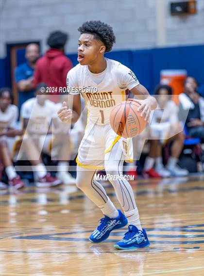 Thumbnail 1 in Mount Vernon vs Hillhouse (New York Holiday Invitational) photogallery.