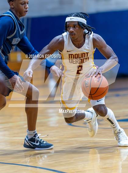 Thumbnail 3 in Mount Vernon vs Hillhouse (New York Holiday Invitational) photogallery.