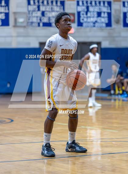 Thumbnail 2 in Mount Vernon vs Hillhouse (New York Holiday Invitational) photogallery.