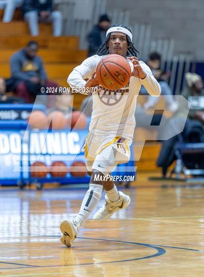 Thumbnail 1 in Mount Vernon vs Hillhouse (New York Holiday Invitational) photogallery.