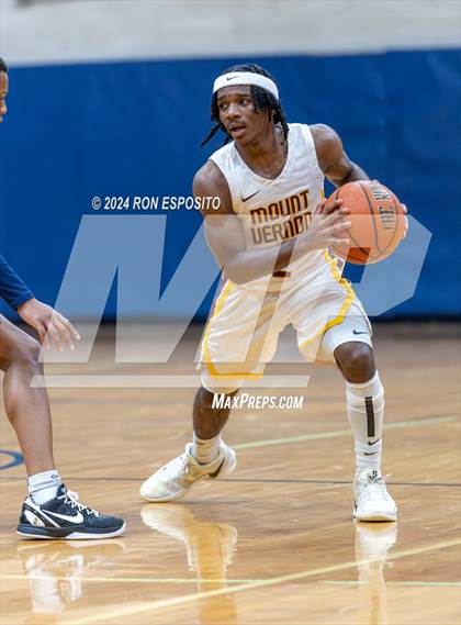 Thumbnail 1 in Mount Vernon vs Hillhouse (New York Holiday Invitational) photogallery.