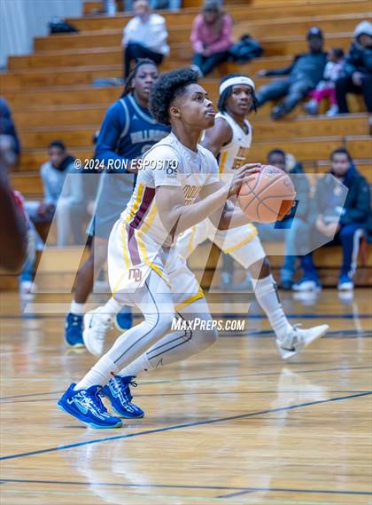 Thumbnail 2 in Mount Vernon vs Hillhouse (New York Holiday Invitational) photogallery.