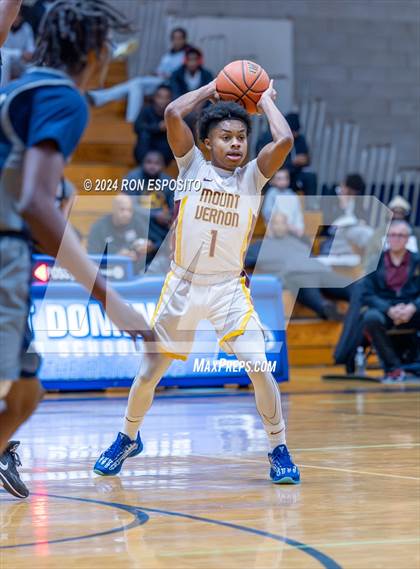 Thumbnail 3 in Mount Vernon vs Hillhouse (New York Holiday Invitational) photogallery.