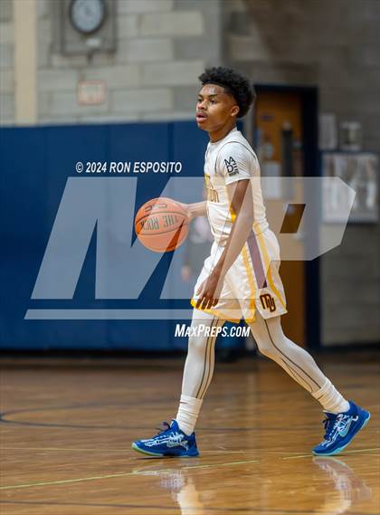 Thumbnail 2 in Mount Vernon vs Hillhouse (New York Holiday Invitational) photogallery.