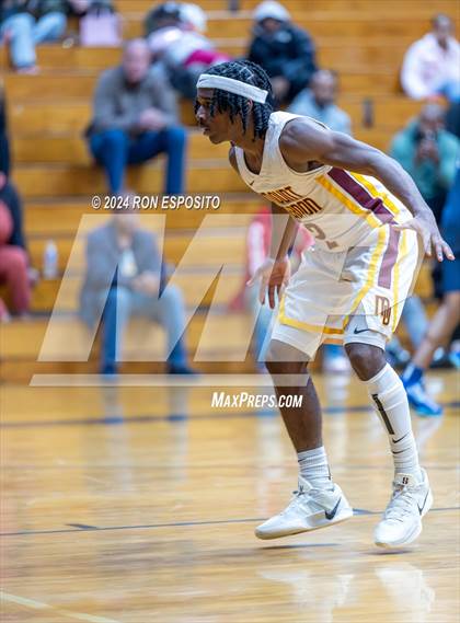 Thumbnail 2 in Mount Vernon vs Hillhouse (New York Holiday Invitational) photogallery.