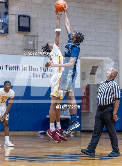 Thumbnail 2 in Mount Vernon vs Hillhouse (New York Holiday Invitational) photogallery.