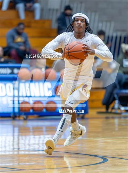 Thumbnail 3 in Mount Vernon vs Hillhouse (New York Holiday Invitational) photogallery.