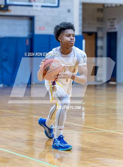 Thumbnail 1 in Mount Vernon vs Hillhouse (New York Holiday Invitational) photogallery.