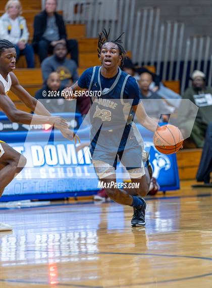 Thumbnail 1 in Mount Vernon vs Hillhouse (New York Holiday Invitational) photogallery.