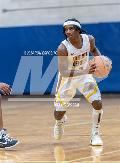 Thumbnail 2 in Mount Vernon vs Hillhouse (New York Holiday Invitational) photogallery.