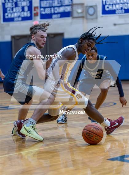 Thumbnail 2 in Mount Vernon vs Hillhouse (New York Holiday Invitational) photogallery.