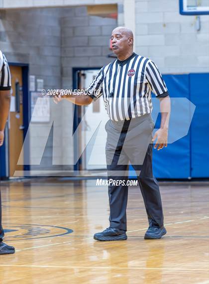 Thumbnail 3 in Mount Vernon vs Hillhouse (New York Holiday Invitational) photogallery.